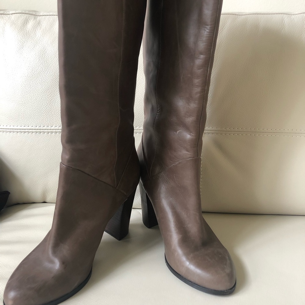 Luxury Rebel-Violet tall leather taupe-boots.